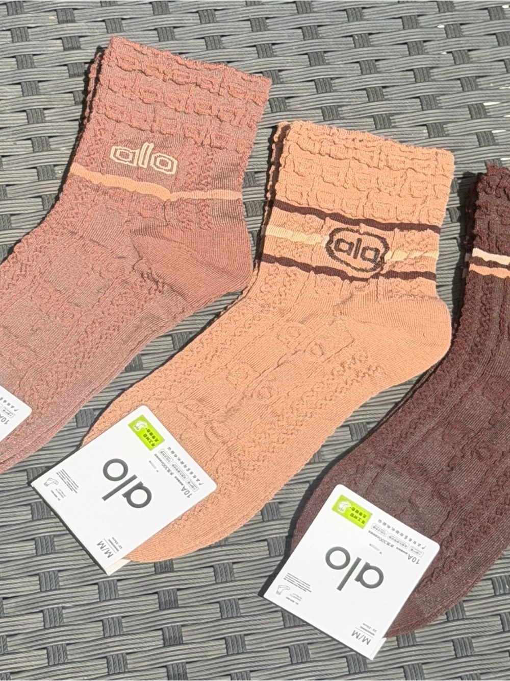 ALO Yoga Cable Knit Socks in Chocolate, Caramel & Dark Brown 7-9 - Picture 3 of 6